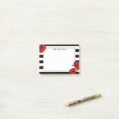 赤いケシの上に黒と白のストライプ ポストイット (デスク上)