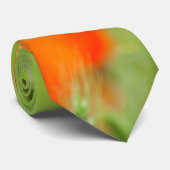 赤いケシを背景にした緑の野草 ネクタイ (ロール)