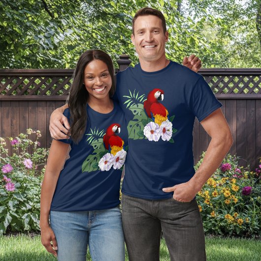 赤いコンゴウインコ 熱帯の白いハイビスカスの花  Tシャツ
