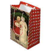 赤いコートを着た女の子と雪だるま，白いクリスマス ミディアムペーパーバッグ (正面アングル)