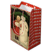 赤いコートを着た女の子と雪だるま，白いクリスマス ミディアムペーパーバッグ (裏面アングル)