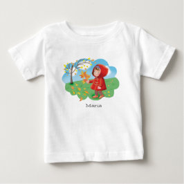 赤いコートを着た小さくてかわいい女の子が秋の葉を集めている ベビーTシャツ
