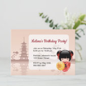 赤いサクラのこけし人形 キュートな芸者 誕生日パーティー 招待状 (スタンド正面)