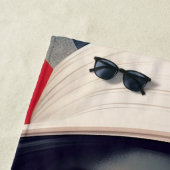 赤いサングラスの美しいパリの女性 ビーチタオル (インサイチュ)