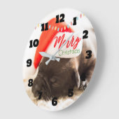 赤いサンタの帽子のクリスマスのかわいい子犬のパグ ラージ壁時計 (傾斜)