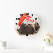 赤いサンタの帽子のクリスマスのかわいい子犬のパグ ラージ壁時計 (ホーム)