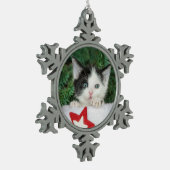 赤いサンタクロースブーツストッキングの子猫 スノーフレークピューターオーナメント (左)