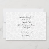 赤いサンタハットのクリスマスを噛むかわいい子猫 招待状 (裏面)