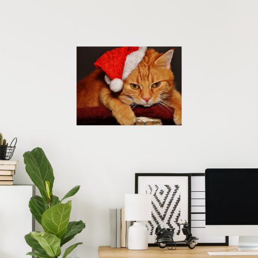 赤いサンタハットのポスターの不機嫌な猫 ポスター (ホームオフィス)