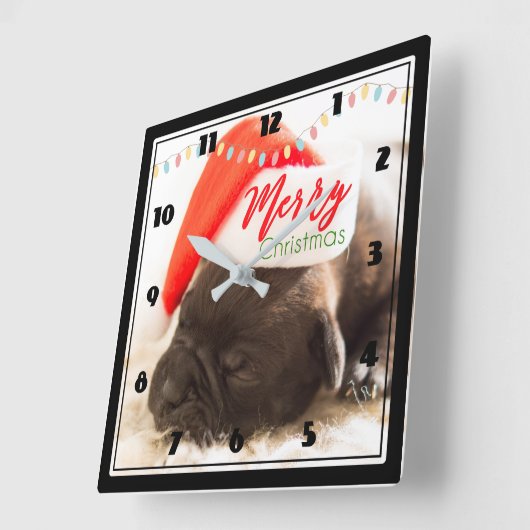 赤いサンタハットのメリークリスマスにかわいいパグ スクエア壁時計 (傾斜)