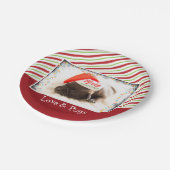 赤いサンタハットクリスマスに可愛い子犬のパグ ペーパープレート (アングル)