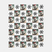 赤いサンタハットスノーフレーク名付きサッカーボール フリースブランケット (正面)