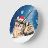 赤いサンタ帽をかぶったかわいい猫 クリスマス スノー ラウンド壁時計 (傾斜)