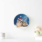 赤いサンタ帽をかぶったかわいい猫 クリスマス スノー ラウンド壁時計 (ホーム)