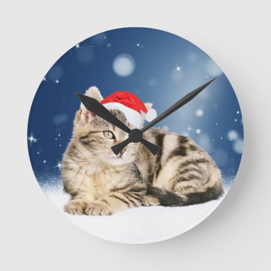 赤いサンタ帽をかぶったかわいい猫 クリスマス スノー ラウンド壁時計 (正面)