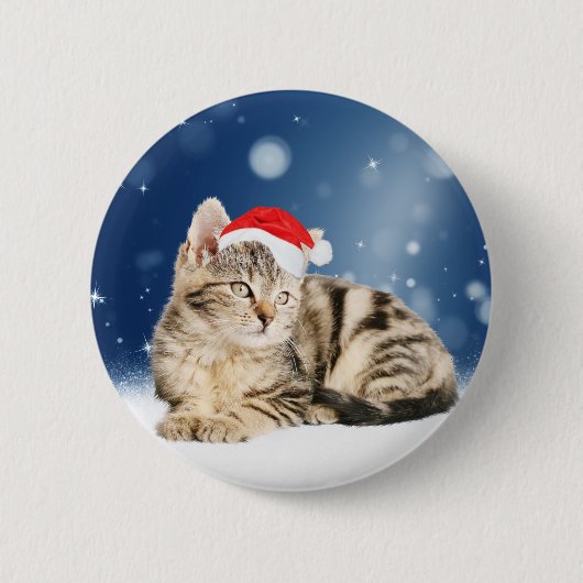 赤いサンタ帽をかぶったかわいい猫 クリスマス スノー 缶バッジ (正面)