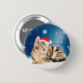 赤いサンタ帽をかぶったかわいい猫 クリスマス スノー 缶バッジ (正面&裏面)