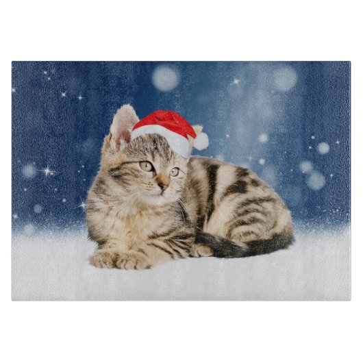 赤いサンタ帽をかぶった可愛い猫クリスマス雪 カッティングボード (正面)