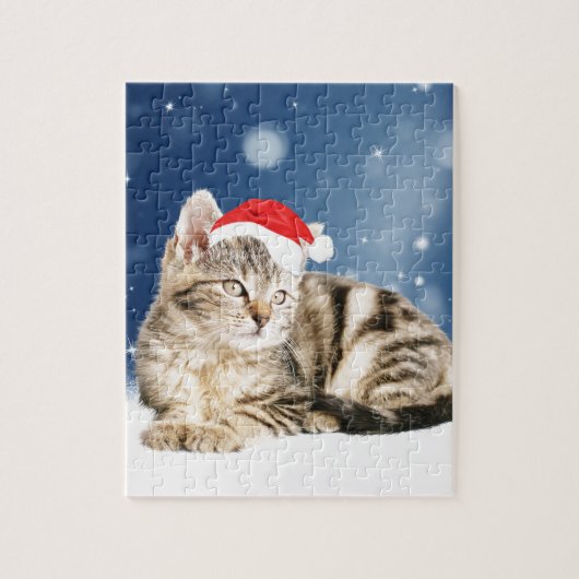 赤いサンタ帽をかぶった可愛い猫クリスマス雪 ジグソーパズル (縦)