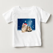 赤いサンタ帽をかぶった可愛い猫クリスマス雪 ベビーTシャツ (正面)