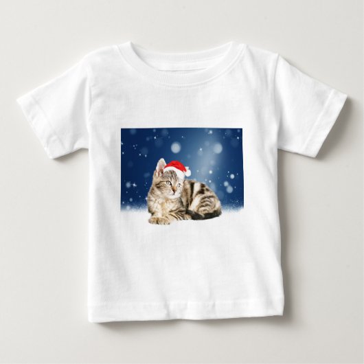 赤いサンタ帽をかぶった可愛い猫クリスマス雪 ベビーTシャツ (正面)