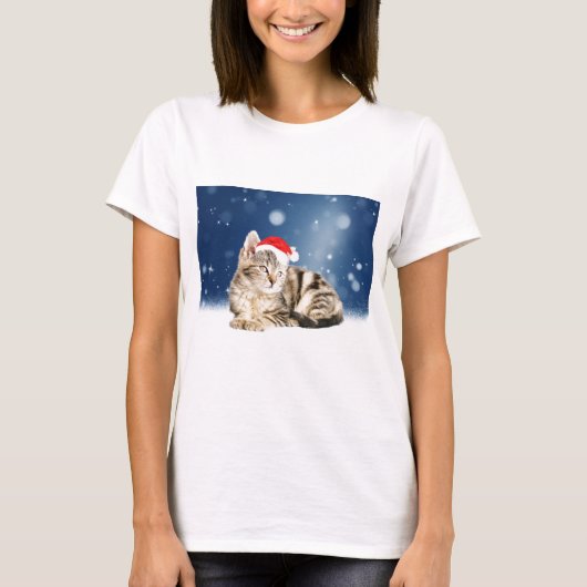 赤いサンタ帽をかぶった可愛い猫クリスマス雪 Tシャツ (正面)