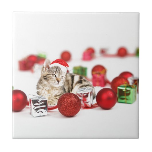 赤いサンタ帽をかぶった猫のクリスマスオーナメント タイル (正面)