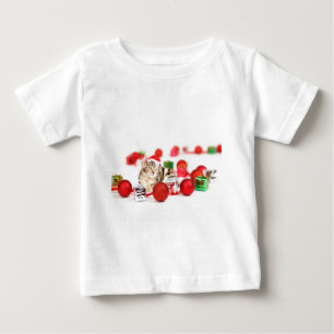 赤いサンタ帽をかぶった猫のクリスマスオーナメント ベビーTシャツ