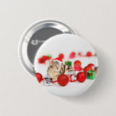 赤いサンタ帽をかぶった猫のクリスマスオーナメント 缶バッジ (正面&裏面)