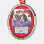 赤いサンタ帽子と子猫クリスマス20XXラウンド メタルオーナメント (左)