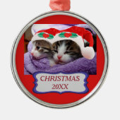 赤いサンタ帽子と子猫クリスマス20XXラウンド メタルオーナメント (正面)