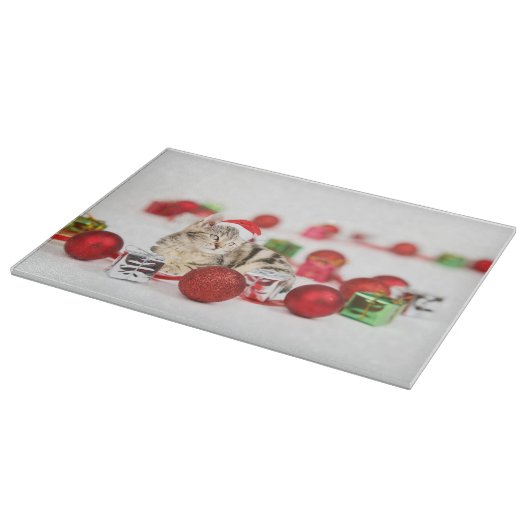 赤いサンタ帽子のクリスマスオーナメントを着た猫 カッティングボード (角)