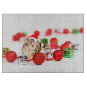 赤いサンタ帽子のクリスマスオーナメントを着た猫 カッティングボード (正面)