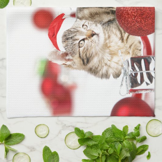 赤いサンタ帽子のクリスマスオーナメントを着た猫 キッチンタオル (折り畳み)