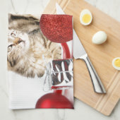 赤いサンタ帽子のクリスマスオーナメントを着た猫 キッチンタオル (四つ折り)
