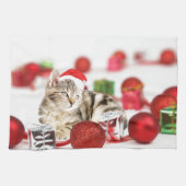 赤いサンタ帽子のクリスマスオーナメントを着た猫 キッチンタオル (横)