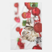 赤いサンタ帽子のクリスマスオーナメントを着た猫 キッチンタオル (縦)