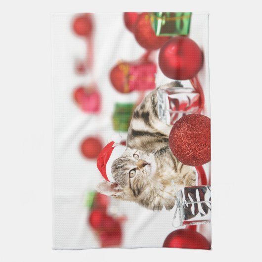 赤いサンタ帽子のクリスマスオーナメントを着た猫 キッチンタオル (縦)