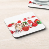 赤いサンタ帽子のクリスマスオーナメントを着た猫 コースター (左側)