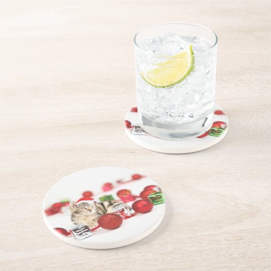 赤いサンタ帽子のクリスマスオーナメントを着た猫 コースター (側面)