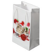 赤いサンタ帽子のクリスマスオーナメントを着た猫 スモールペーパーバッグ (裏面アングル)