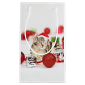 赤いサンタ帽子のクリスマスオーナメントを着た猫 スモールペーパーバッグ (正面)