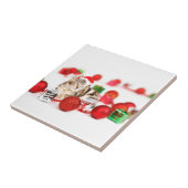 赤いサンタ帽子のクリスマスオーナメントを着た猫 タイル (側面)