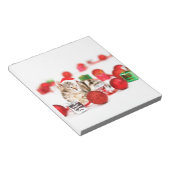 赤いサンタ帽子のクリスマスオーナメントを着た猫 ノートパッド (アングル)