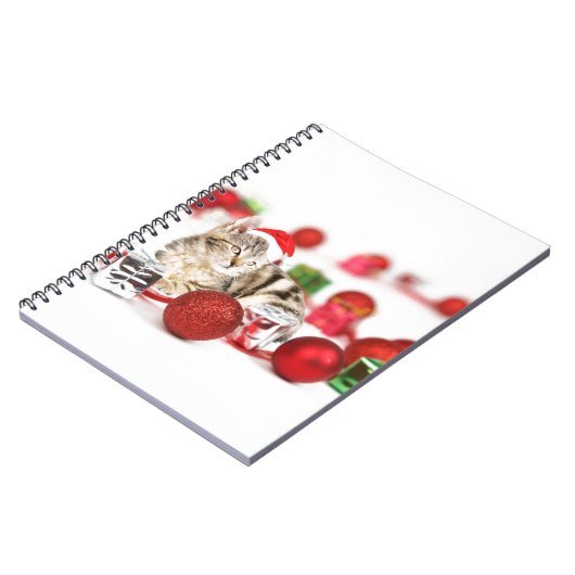 赤いサンタ帽子のクリスマスオーナメントを着た猫 ノートブック (左側)