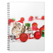 赤いサンタ帽子のクリスマスオーナメントを着た猫 ノートブック (正面)