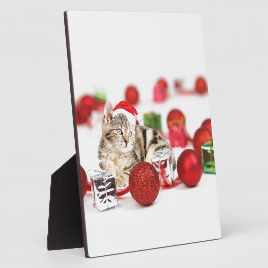 赤いサンタ帽子のクリスマスオーナメントを着た猫 フォトプラーク (側面)