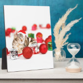 赤いサンタ帽子のクリスマスオーナメントを着た猫 フォトプラーク (側面)