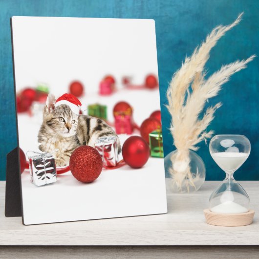 赤いサンタ帽子のクリスマスオーナメントを着た猫 フォトプラーク (側面)