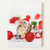 赤いサンタ帽子のクリスマスオーナメントを着た猫 プランナー手帳 (裏面)